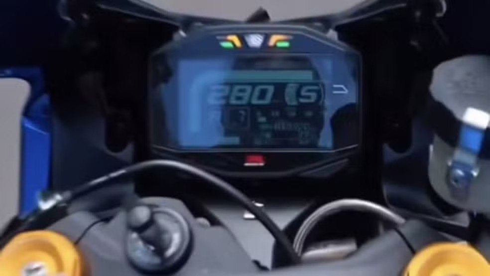 Polícia prende influenciador que conduzia moto a 280km/h na região; uma granada foi encontrada durante a ação
