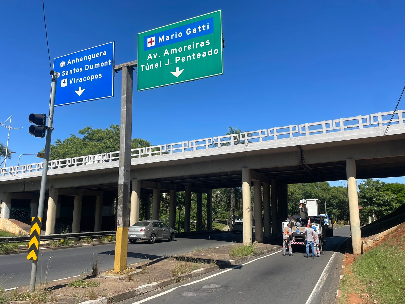 Prefeitura vistoria viaduto após motorista ser atingido por pedaço de concreto