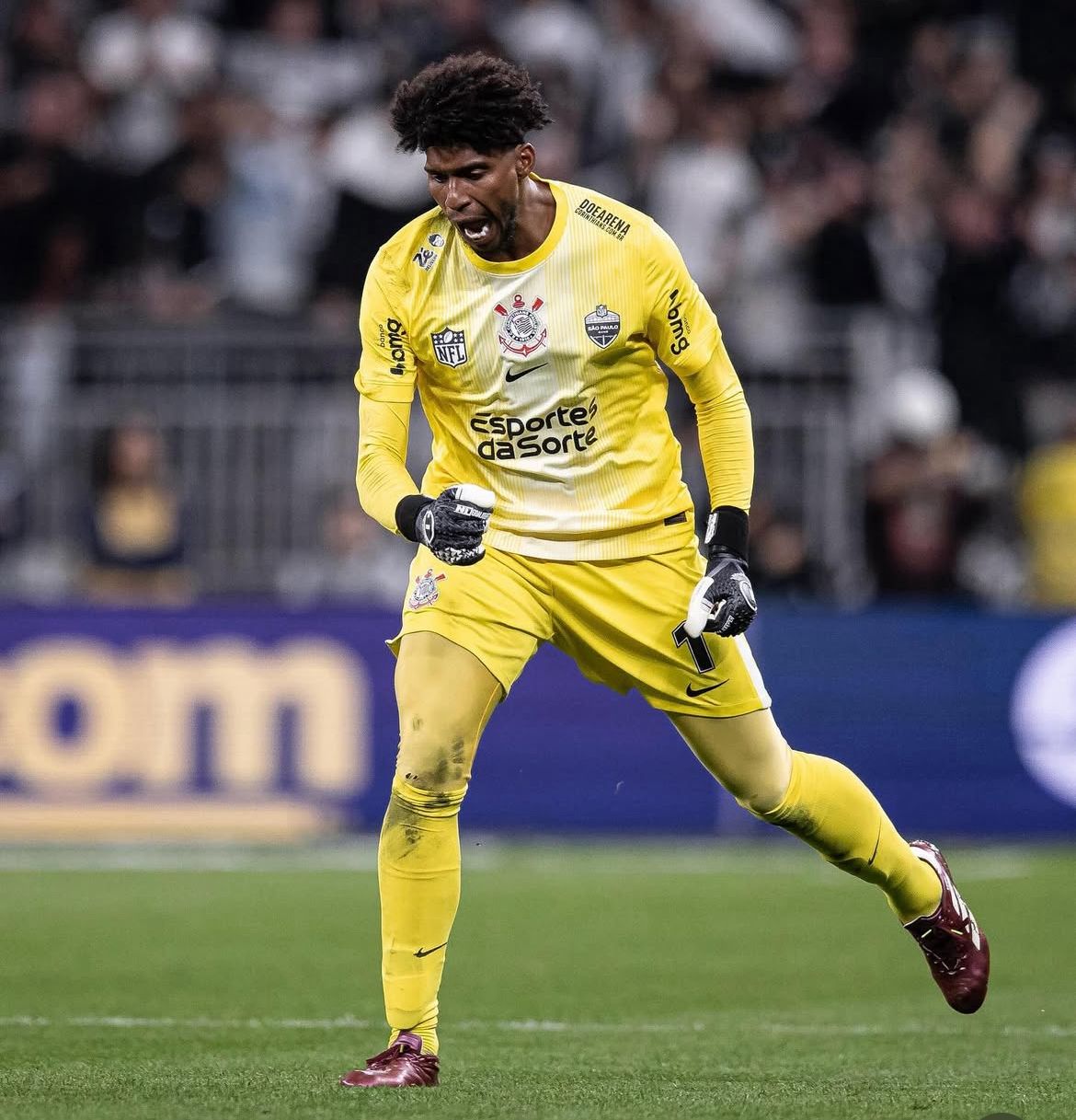 Hugo Souza e Maykon treinam e podem reforçar Corinthians no clássico