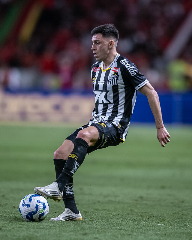 Santos confirma lesão de lateral-esquerdo Escobar