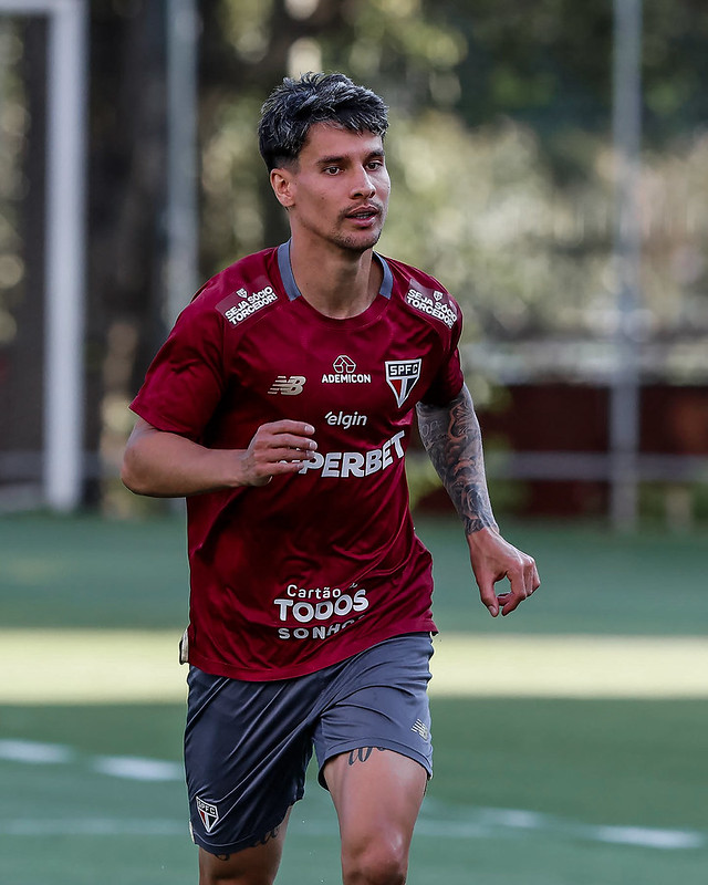 Destaque do São Paulo, Ferreira sente dores na coxa e pode desfalcar equipe