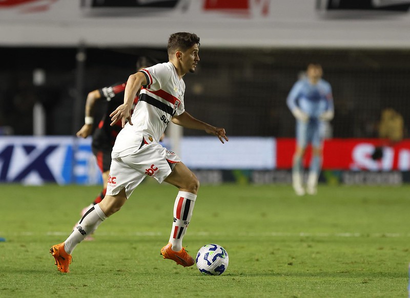 São Paulo volta aos trabalhos e pensa no clássico contra o Corinthians