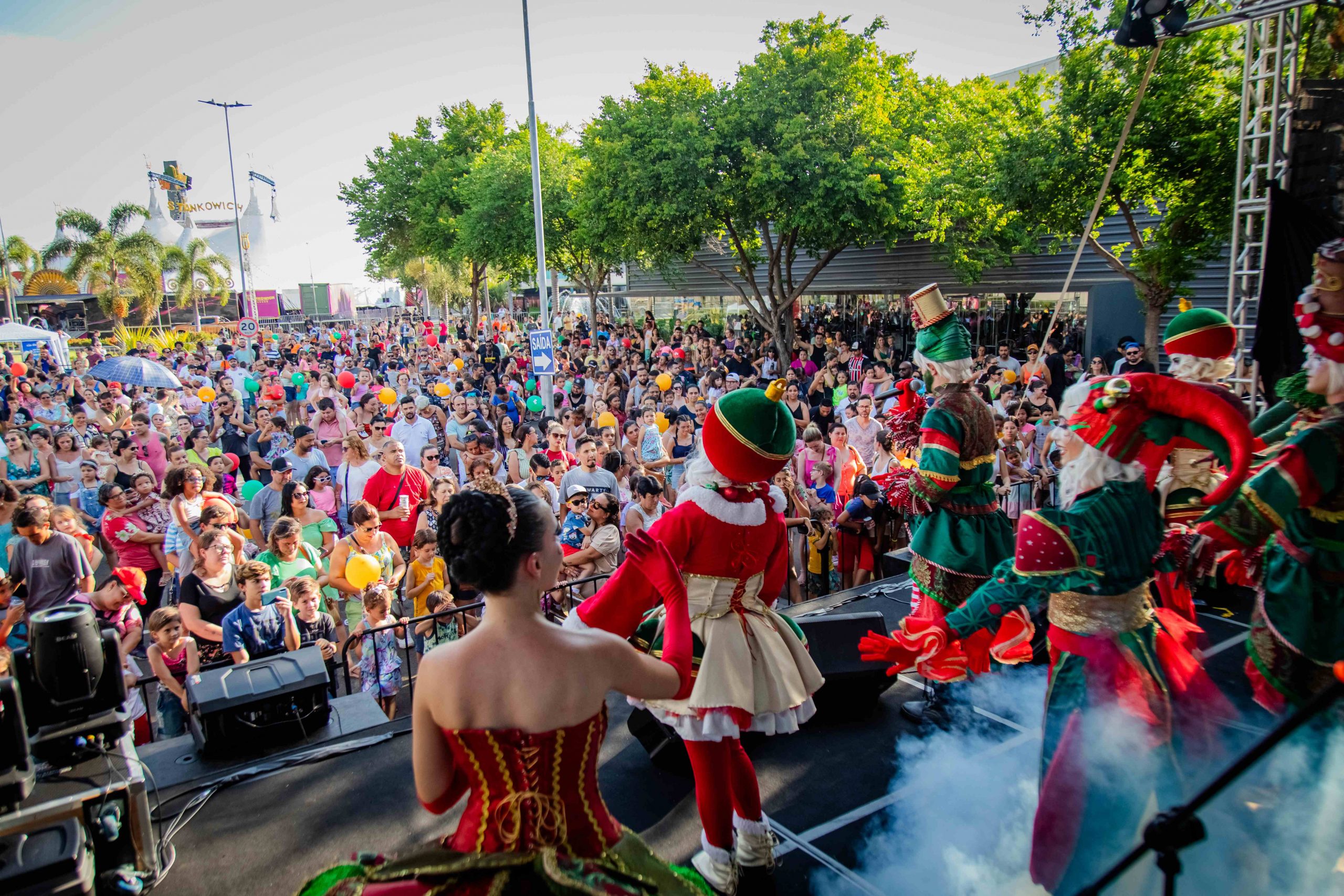 Shopping de Indaiatuba terá chegada de Papai Noel, show, teatro e programação gratuita neste feriado