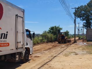 Trabalhadores pedem asfaltamento da Estrada da Amizade; Prefeituras respondem