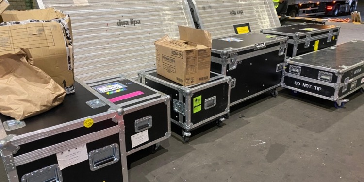 Viracopos recebe 90 toneladas de equipamentos para show de Dua Lipa em SP