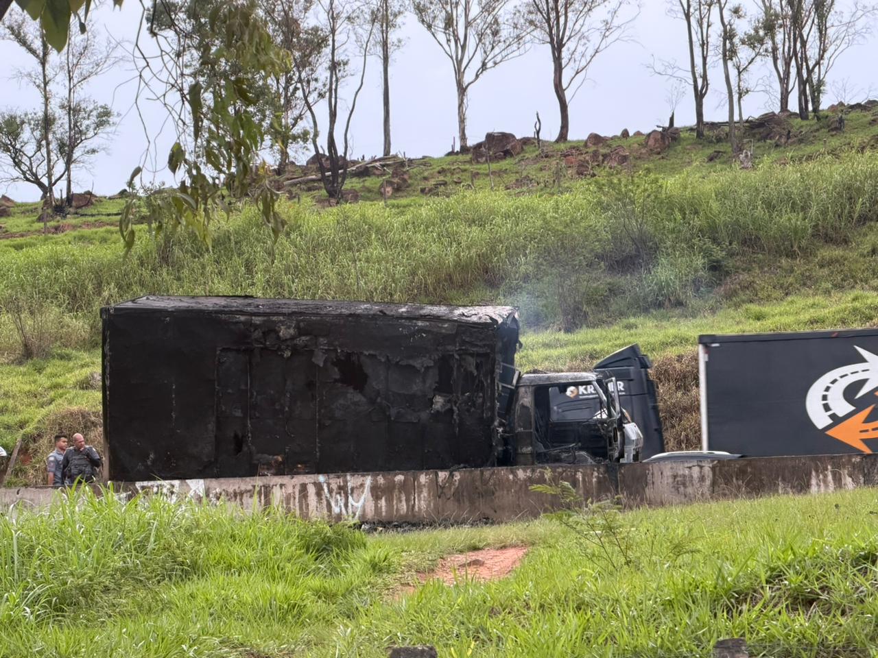 Anel Viário é interditado em Valinhos após caminhão pegar fogo