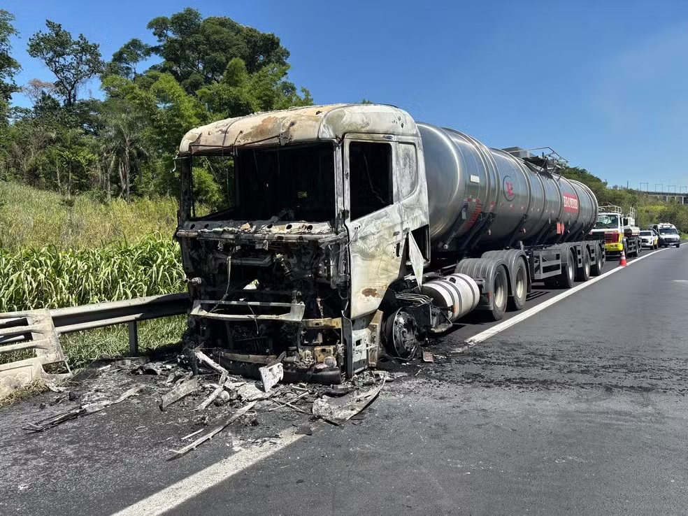 Incêndio em carreta interdita rodovia em Campinas