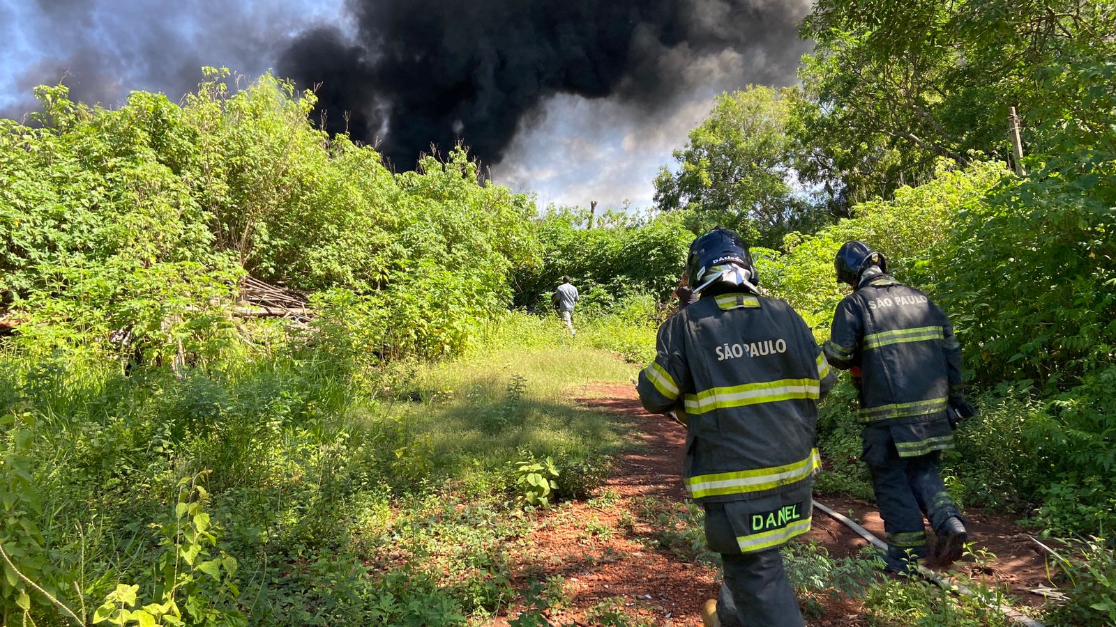 Incêndio atinge área de mata com descarte irregular de lixo em Campinas