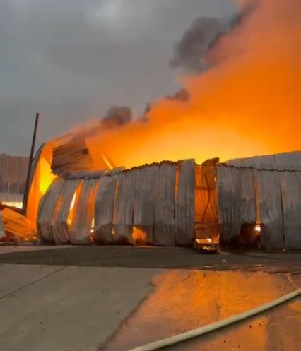Incêndio em fábrica de produtos para pets em Monte Mor já dura mais de 6h