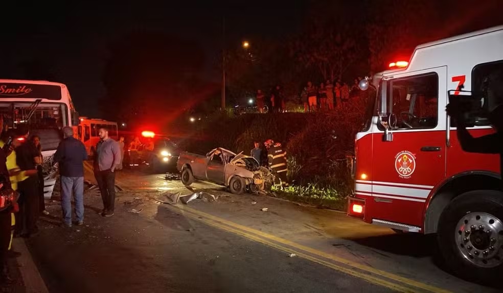 Motorista morre após colisão com ônibus na Rodovia Lix da Cunha