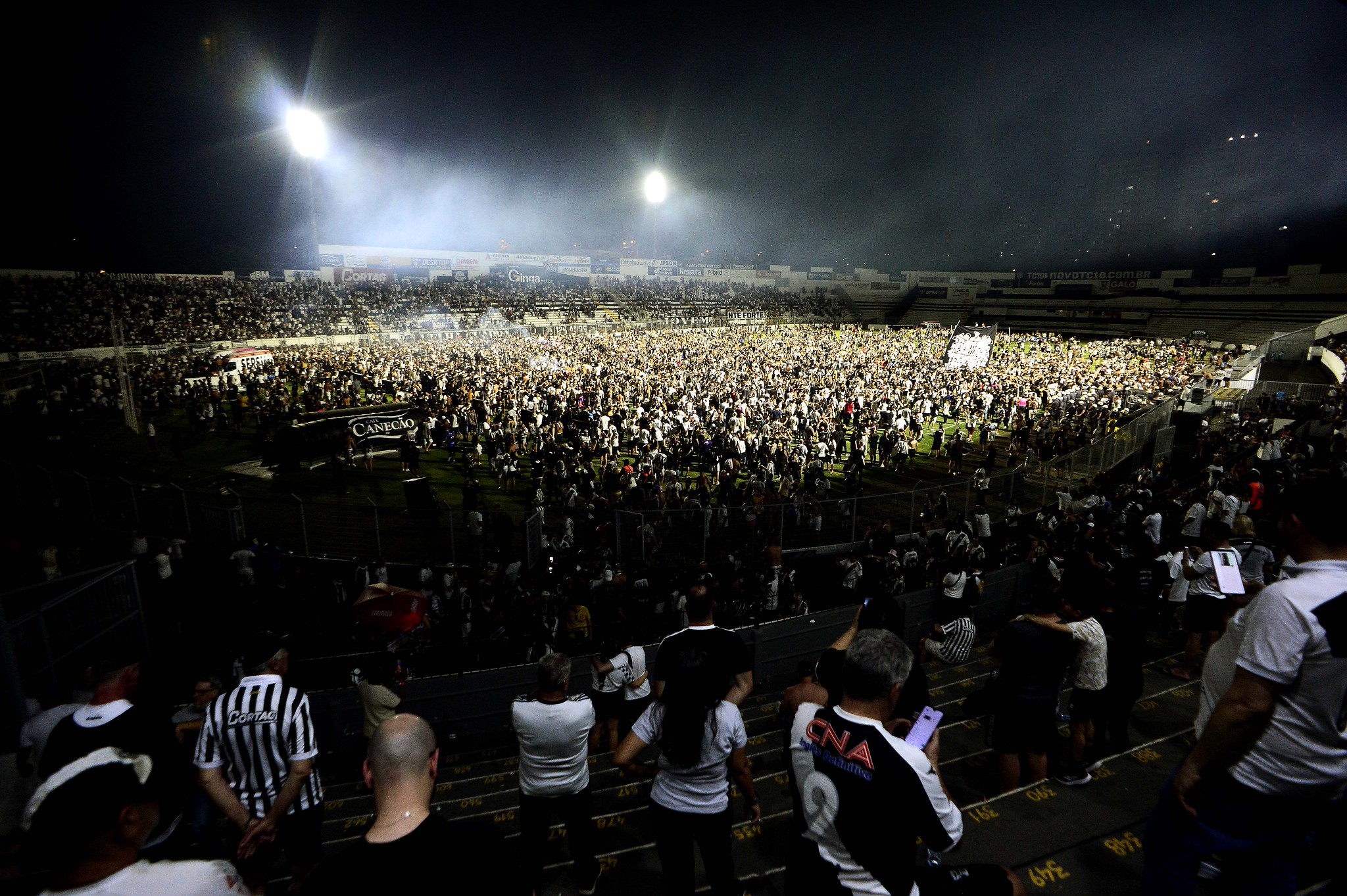 Ponte Preta será julgada pelo STJD por invasão da torcida após título da Série C