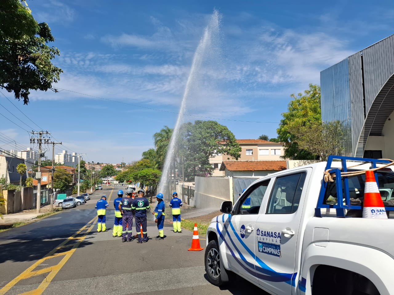 Rompimento de adutora causa ‘chafariz’ em rua da Vila Marieta
