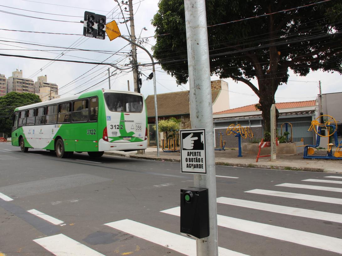 Novo semáforo de pedestres começa a funcionar no Jardim Bela Vista