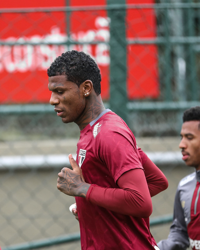 Zagueiro Arboleda não tem definição sobre permanência no São Paulo em 2026