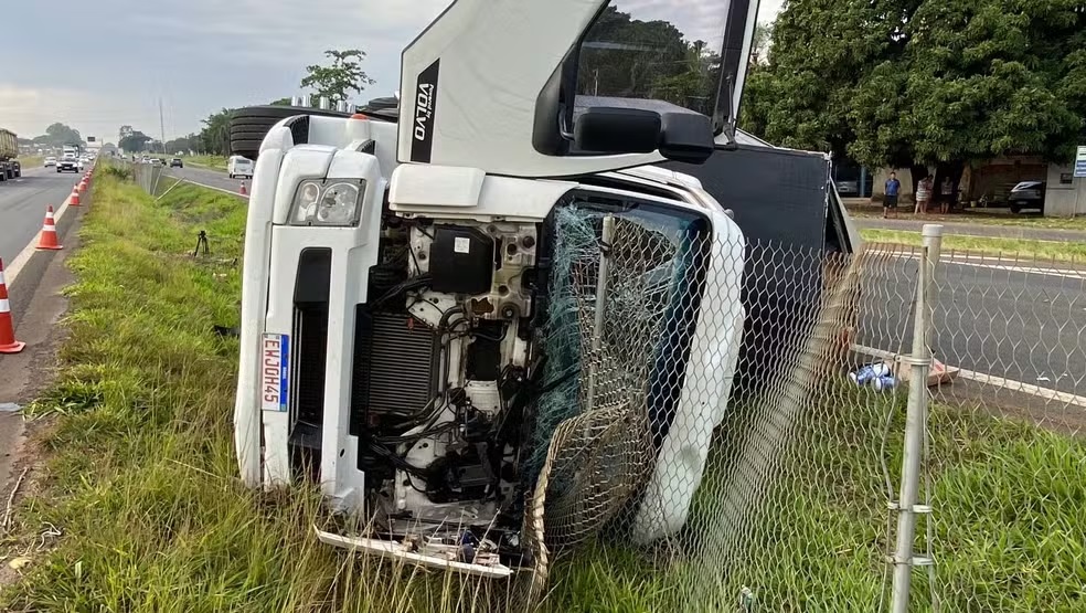 Caminhão com produtos de limpeza tomba na Rodovia do Açúcar em Piracicaba