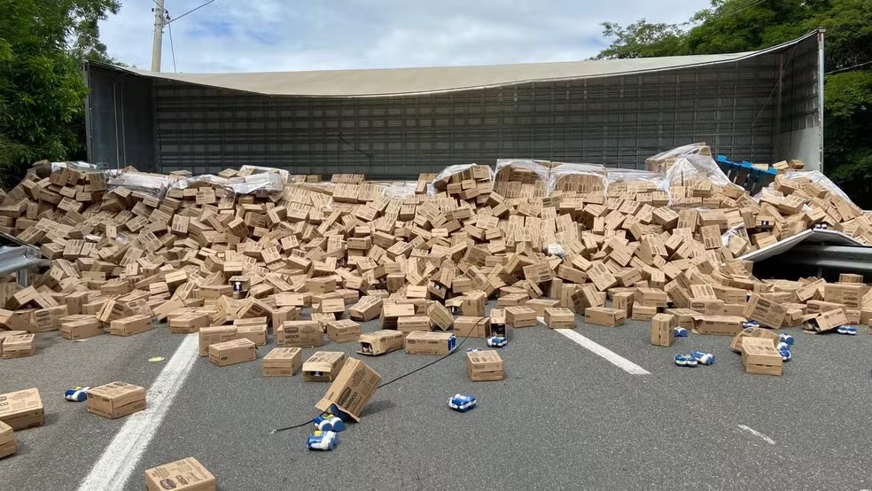 Carreta carregada com 25 toneladas de maionese tomba e bloqueia rodovia em Valinhos 