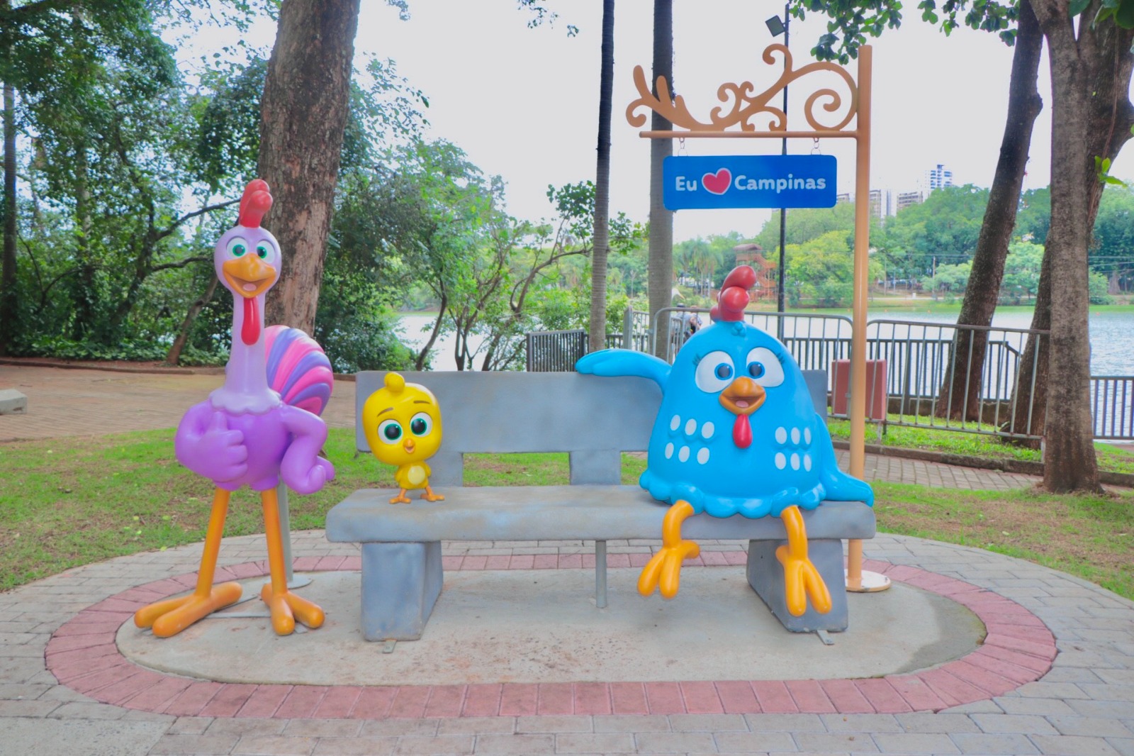 Após atos de vandalismo, Galinha Pintadinha retorna restaurada ao Parque Taquaral  