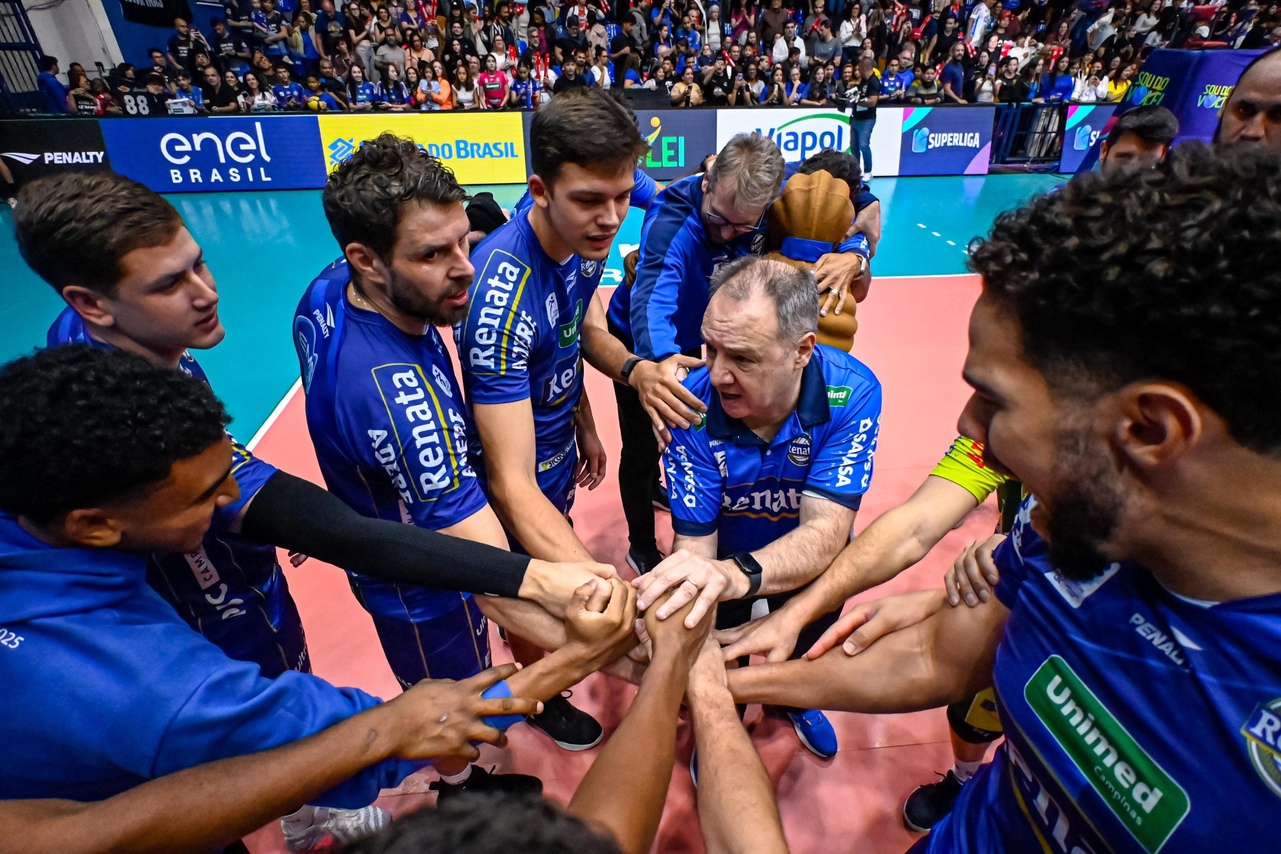 Vôlei Renata enfrenta o Praia Clube na semifinal da Superliga