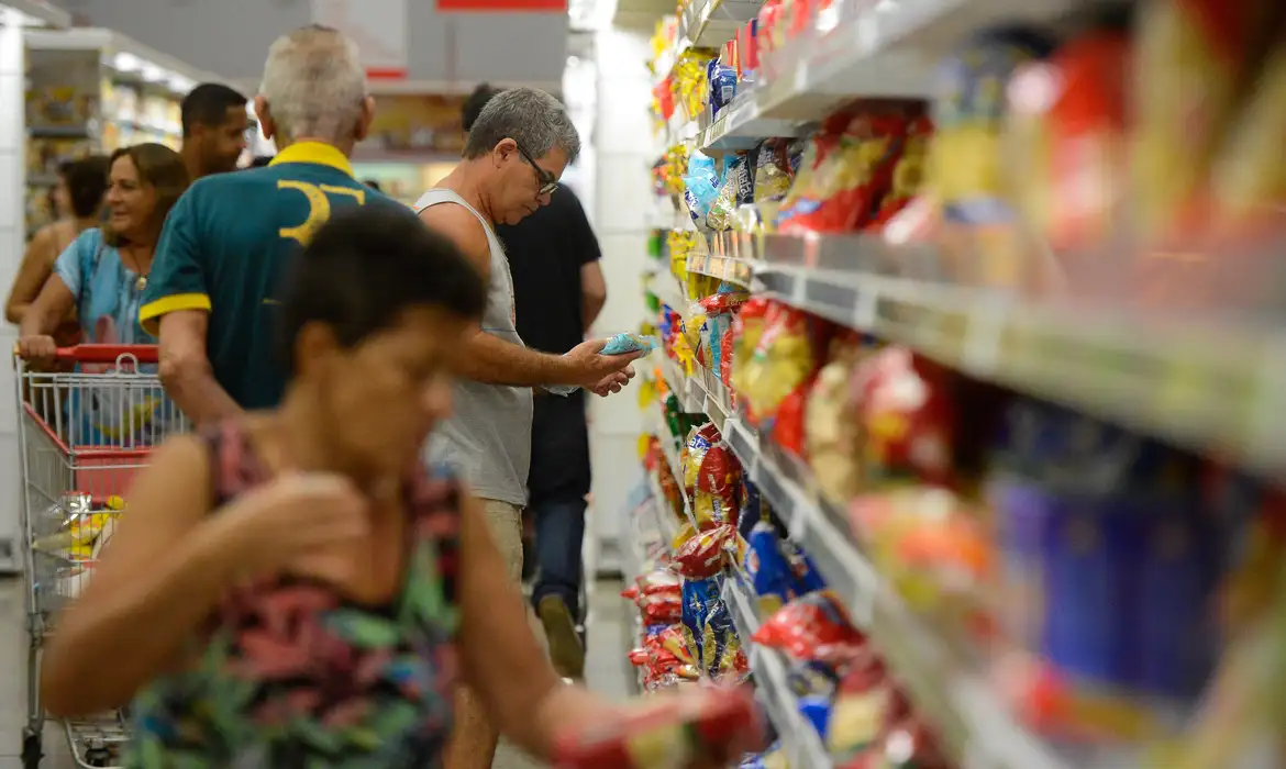 Economia aquecida impulsiona contratações em supermercados de SP em 2025