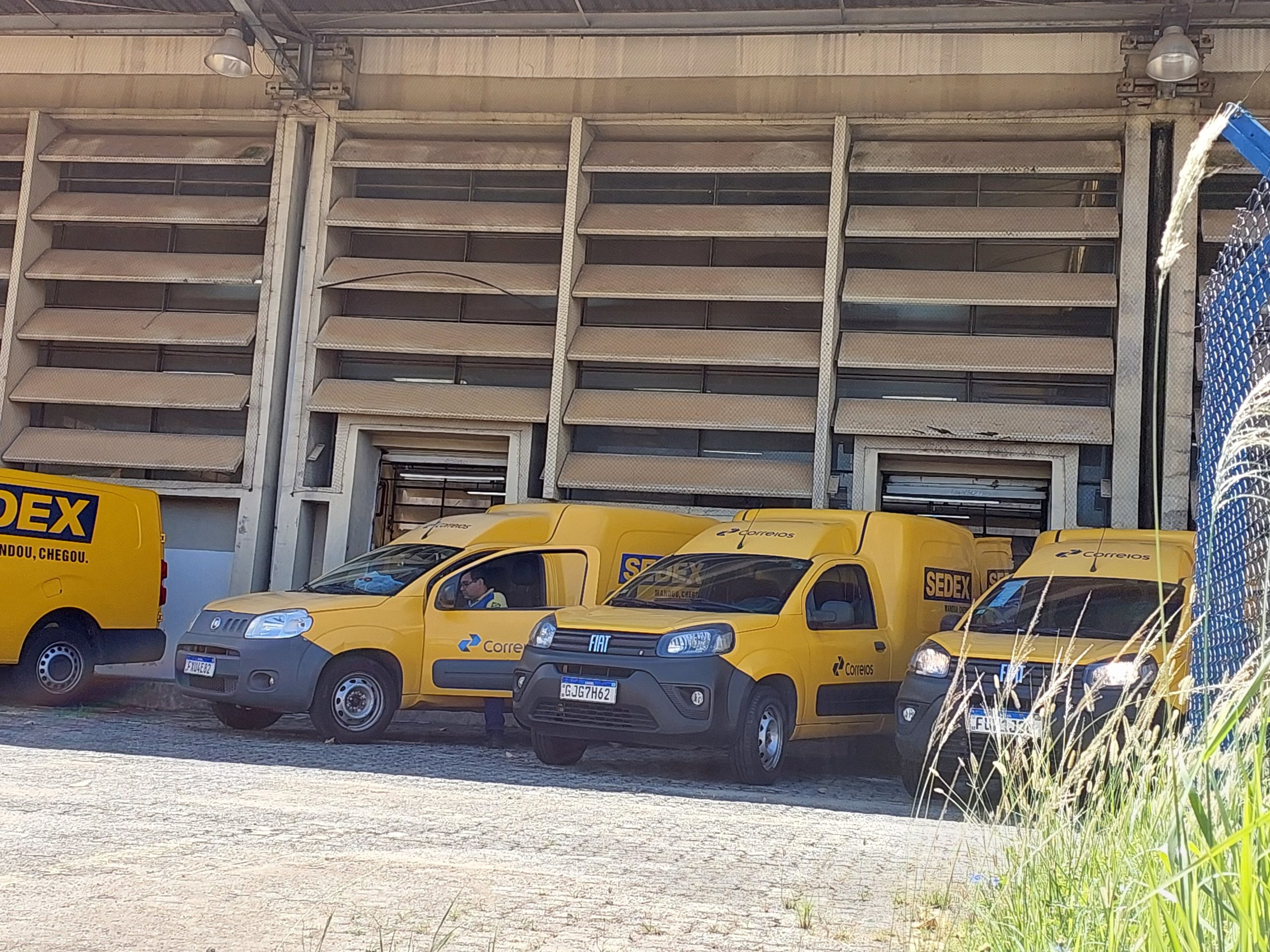 Encomendas atrasam e são retiradas por clientes nos Correios