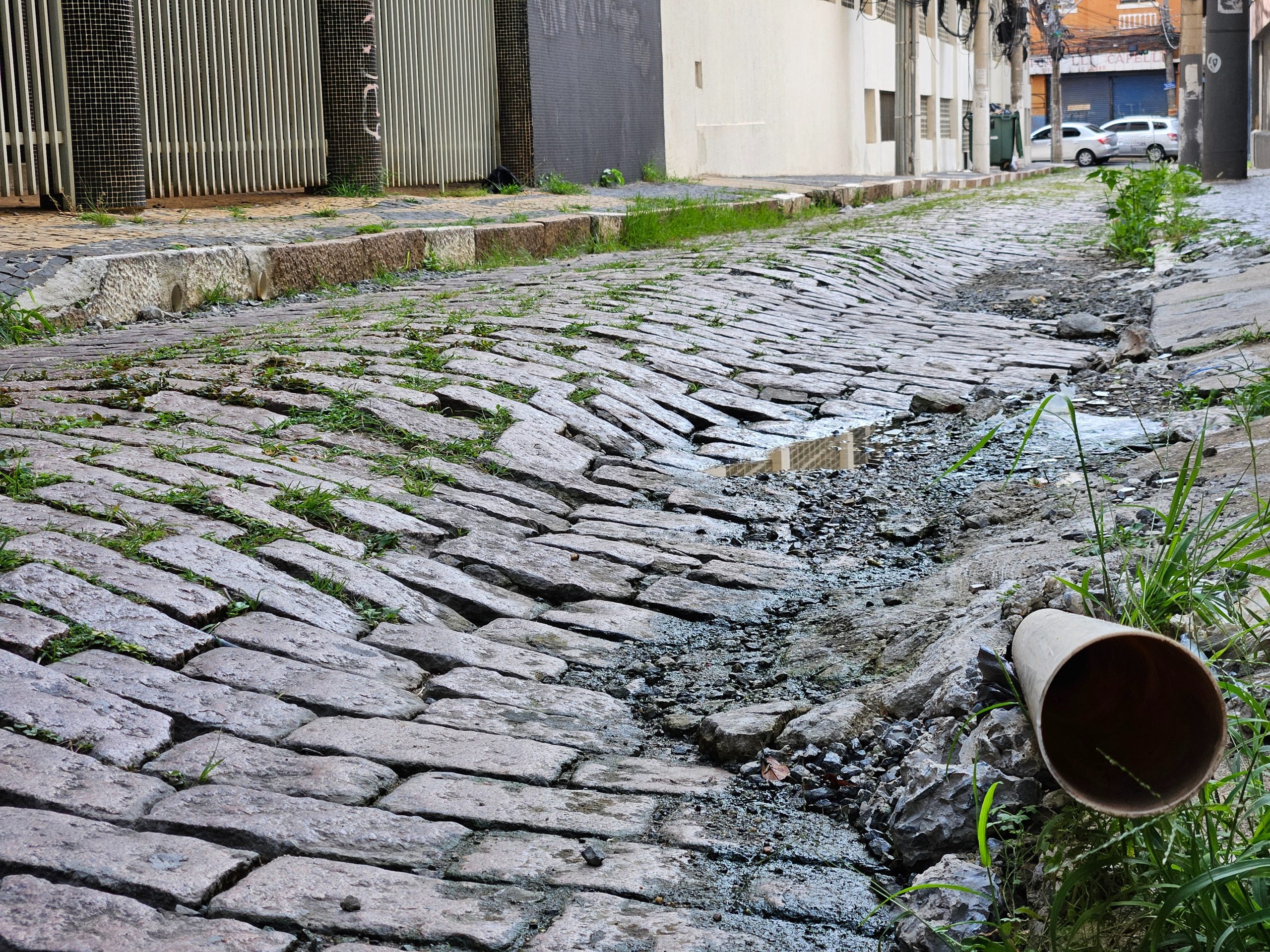 Rua desnivelada no Centro de Campinas deve receber obras corretivas em abril