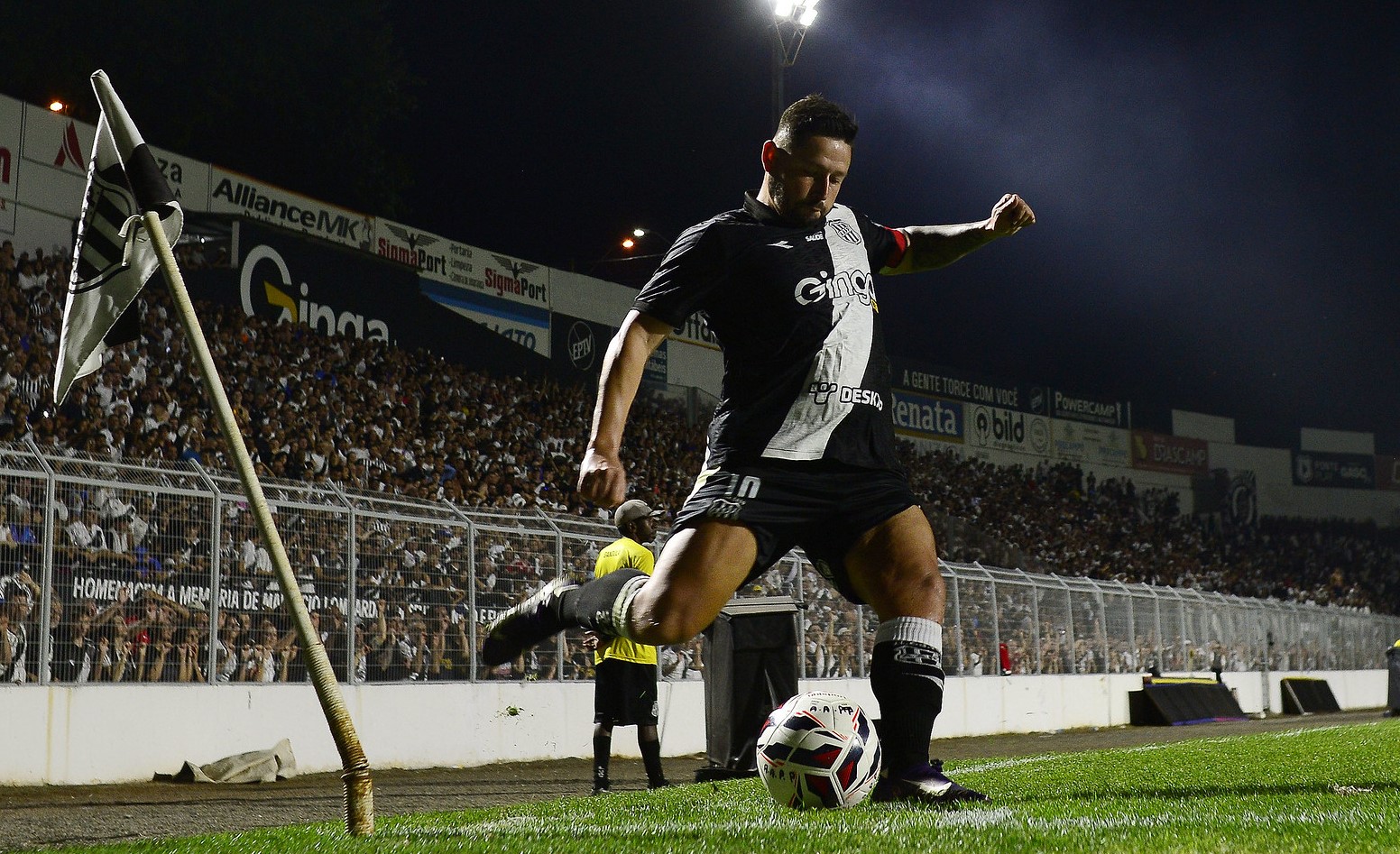 Elvis e Ponte Preta entram em acordo, e camisa 10 volta a atuar pelo clube