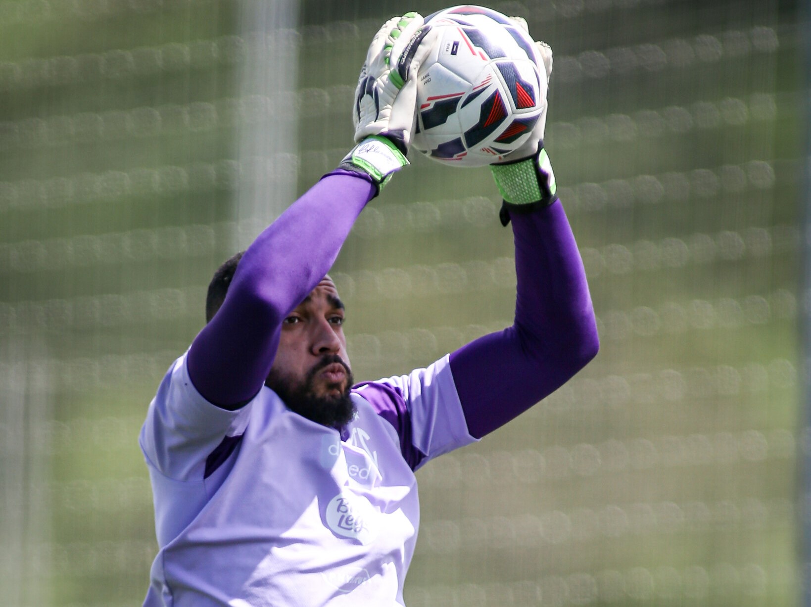 Após acerto com Caíque França, Guarani define saída do goleiro Dalberson para o Vila Nova