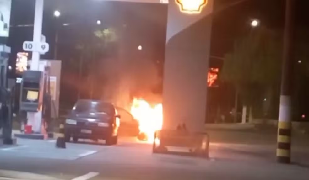 Carro pega fogo ao sair de posto de combustíveis em Campinas