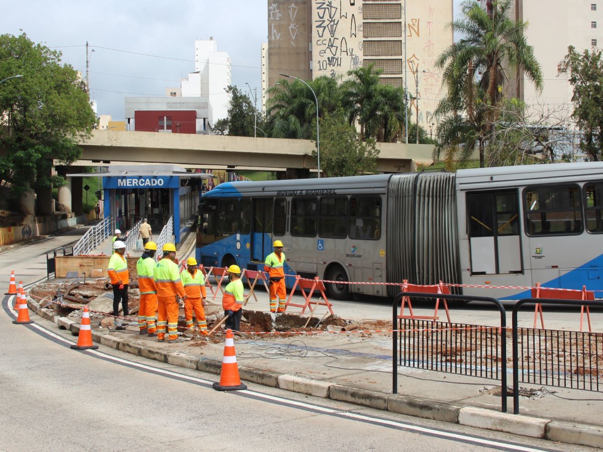 Parte do Terminal Mercado é destruída para construção do piscinão antienchente