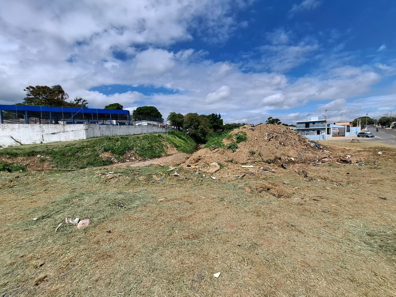 Córrego do Baronesa acumula lixo e traz riscos durante chuvas