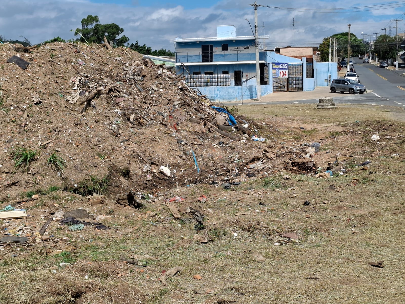 Córrego do Baronesa acumula lixo e traz riscos durante chuvas