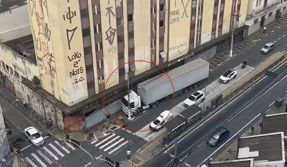 Caminhão fica entalado em via do Centro de Campinas 