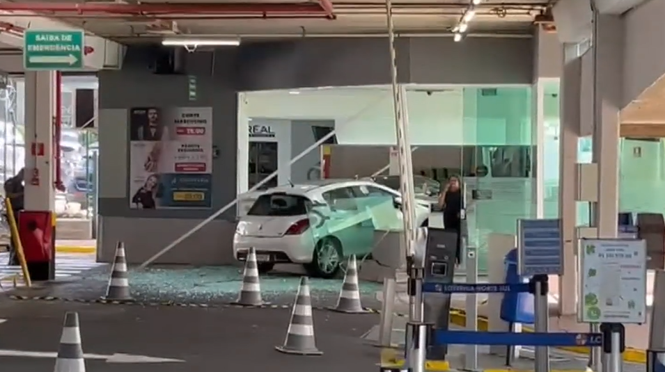 Motorista passa mal e carro invade salão em supermercado de Campinas