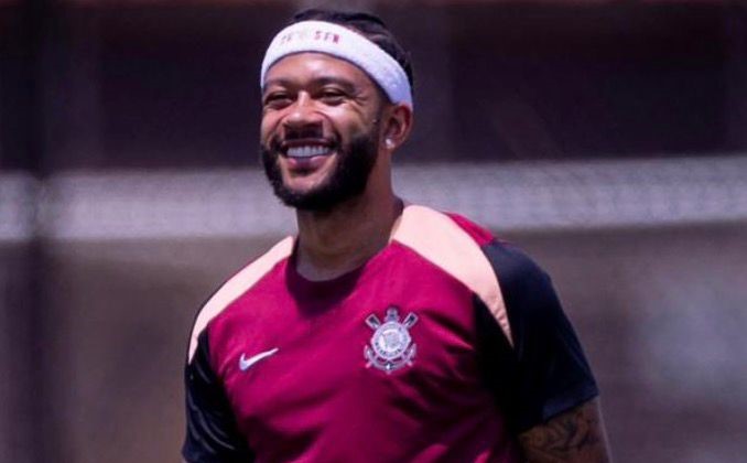 Memphis chega ao Brasil e faz exames para renovar contrato com o Corinthians