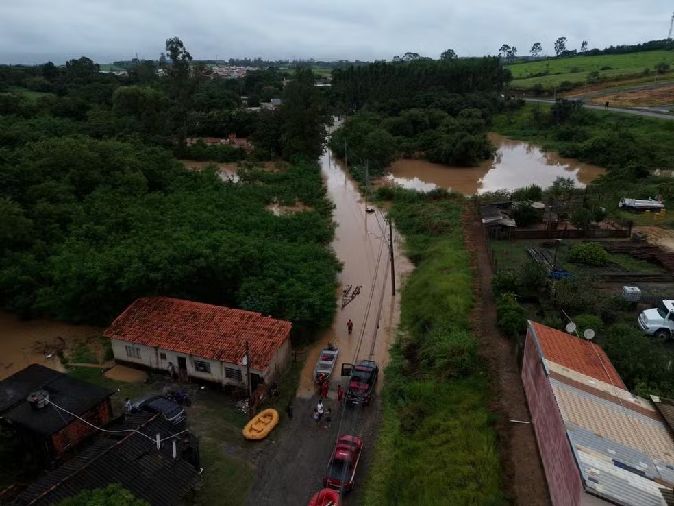 Rio Capivari começa a baixar após pico registrado no meio do dia