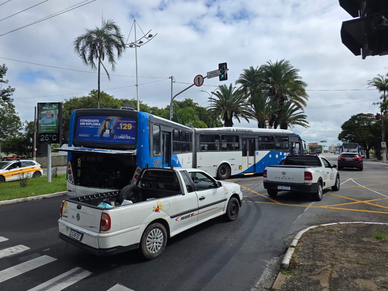 Pane em ônibus trava trânsito na Avenida João Jorge nesta sexta-feira