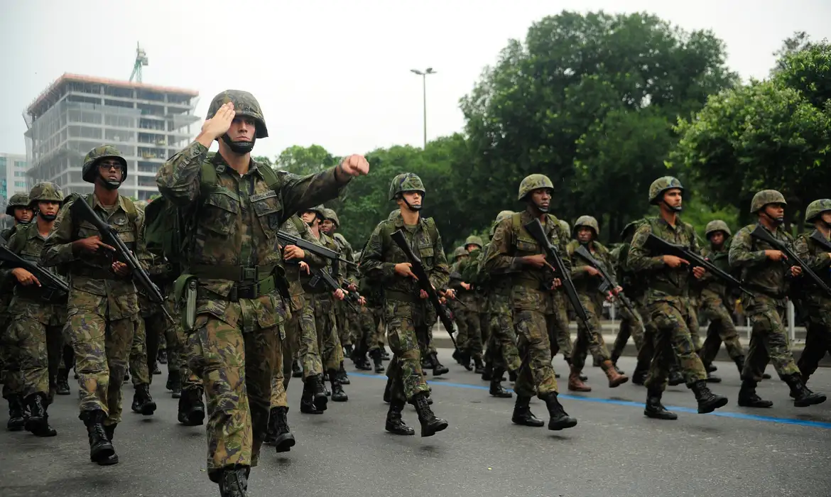 Jovens que completam 18 anos em 2026 devem fazer alistamento militar até 30 de junho