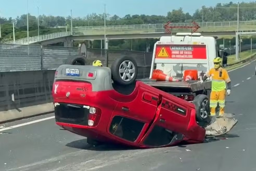 Carro tomba após colisão com caminhão na Anhanguera em Campinas