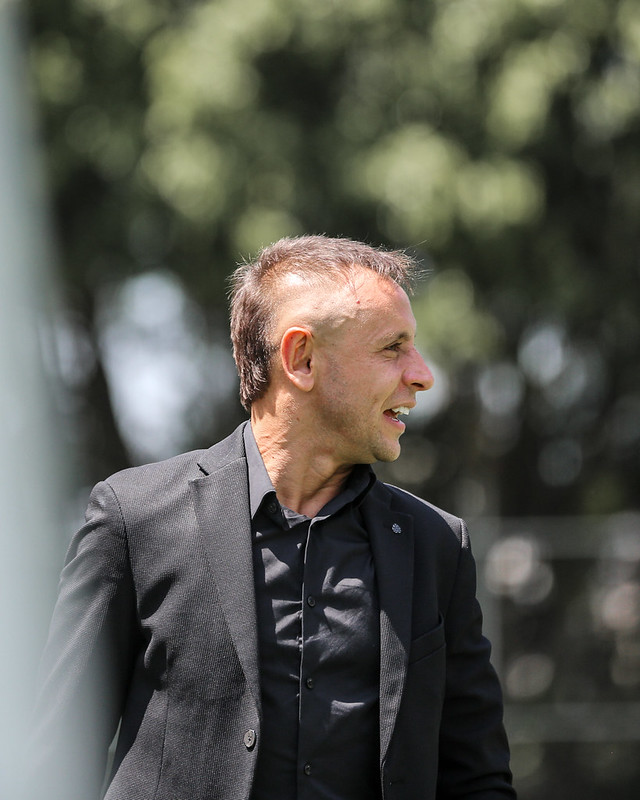 Questionado desde a chegada, Roger Machado ganha respaldo de dirigente tricolor