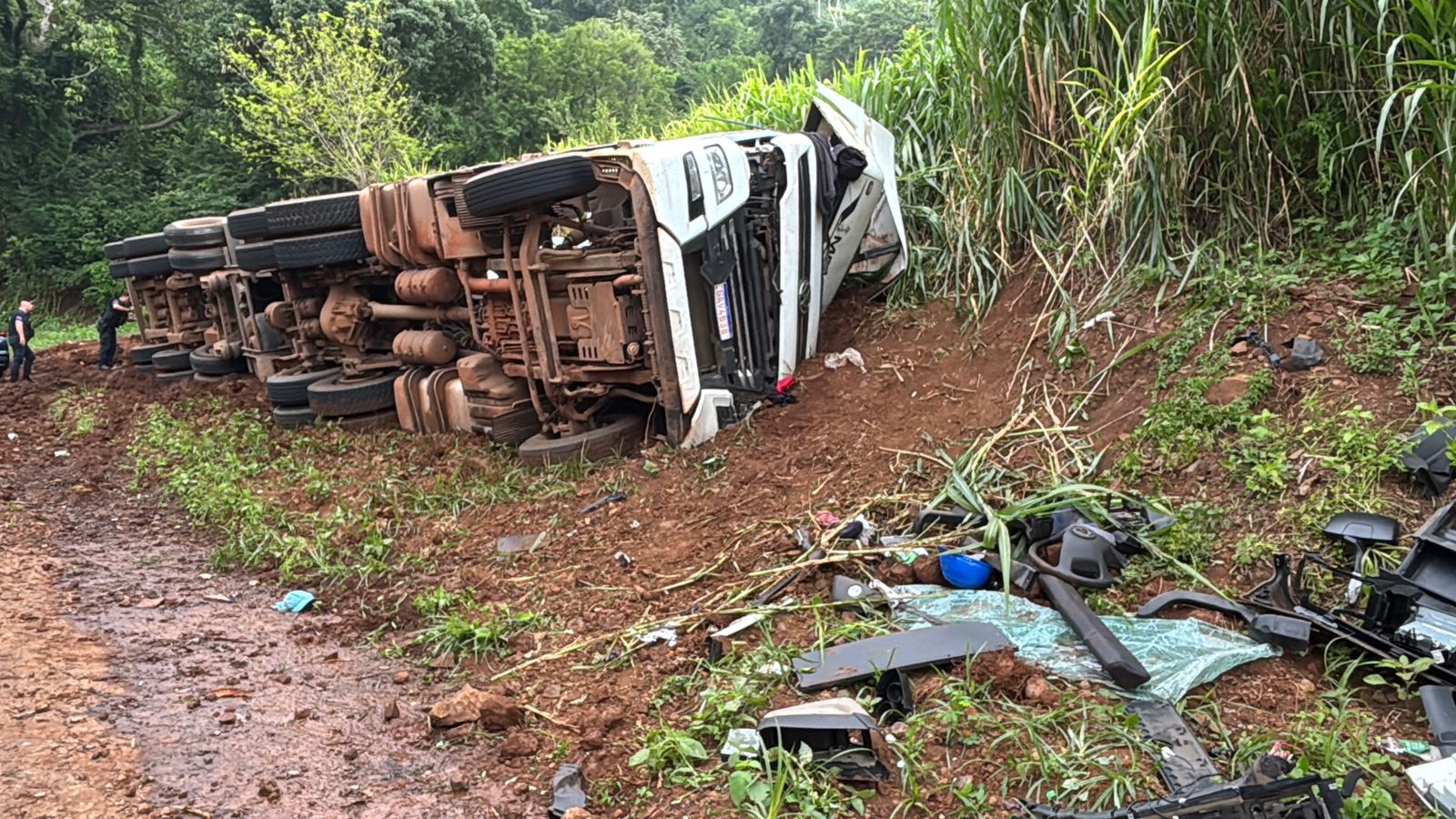 Carreta tomba na serra de São Pedro e motorista fica preso nas ferragens