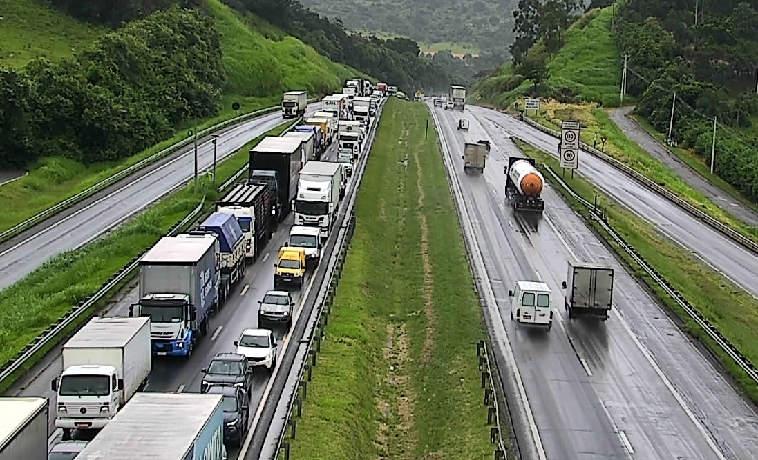 Caminhão capota na D.Pedro e bloqueia totalmente a rodovia; vítima está em estado grave 