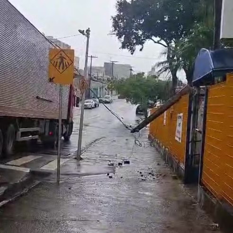 Carreta derruba fiação e poste e afeta atendimentos no CS Aurélia em Campinas 