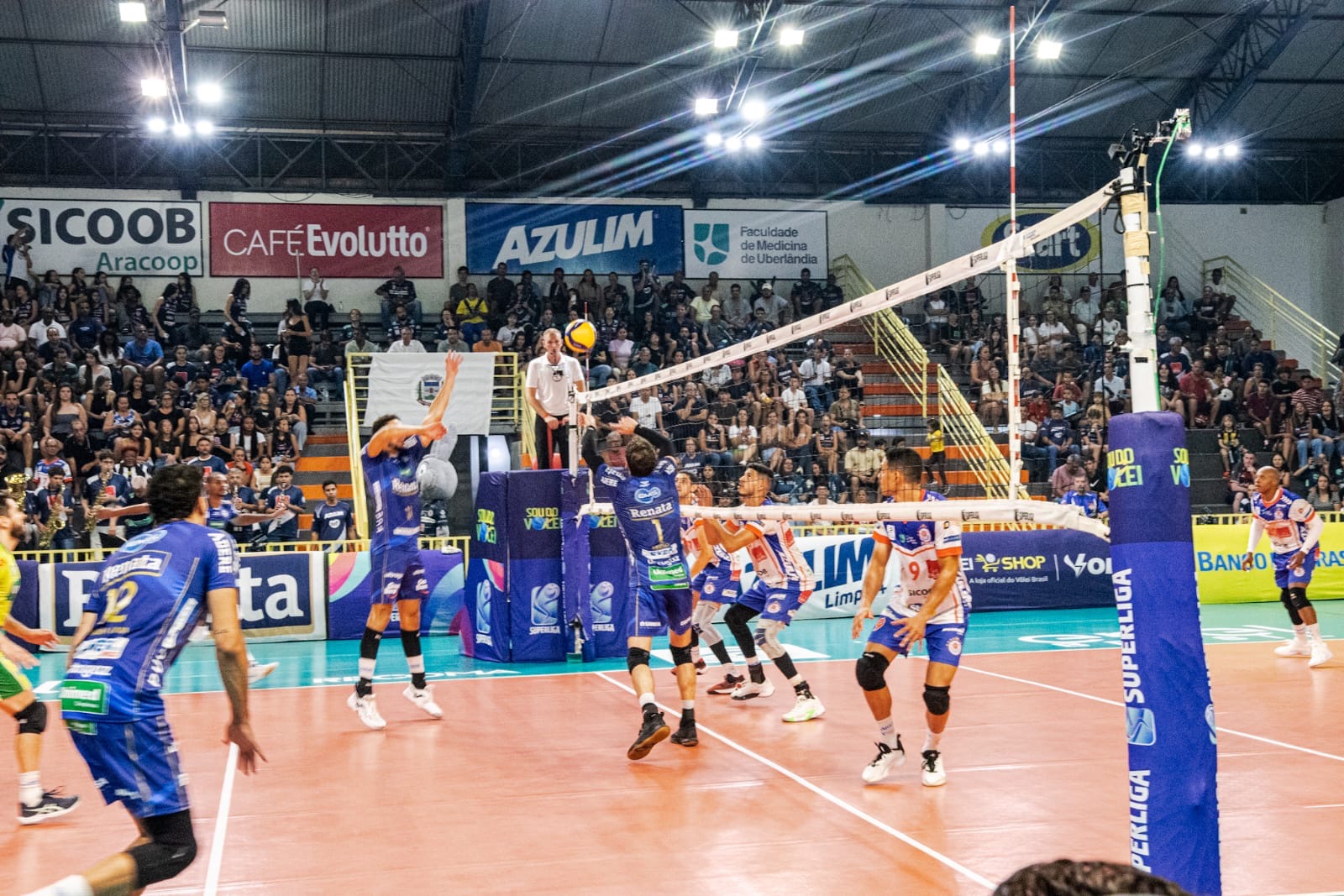 Vôlei Renata vence Monte Carmelo e garante vaga na semifinal da Superliga