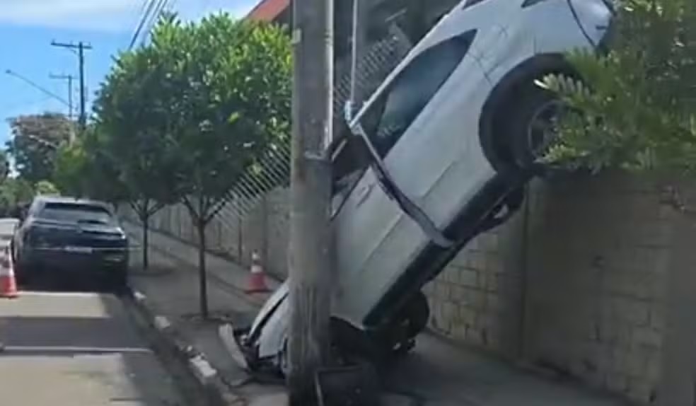 Carro despenca de estacionamento de supermercado e deixa ferido em Jaguariúna