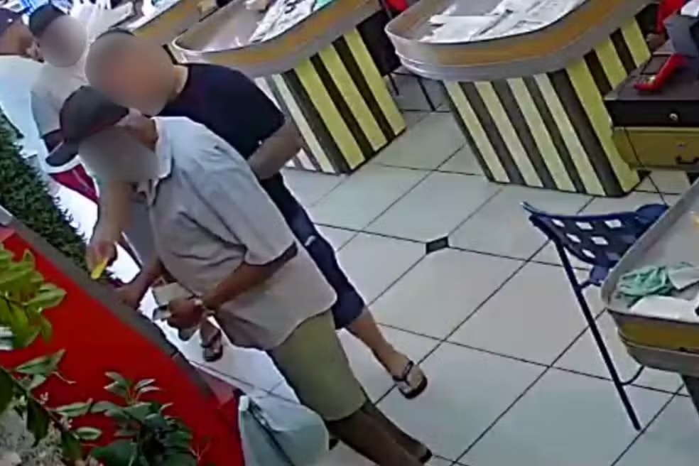 Homens aplicam golpe da troca de cartão e idoso perde R$ 4 mil em Campinas