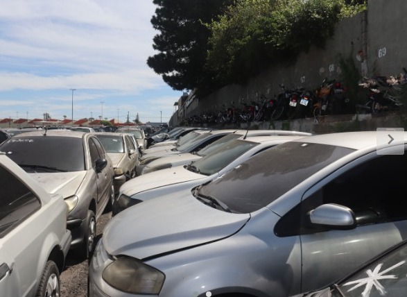 Emdec realiza leilão de lotes de veículos e sucatas localizados no pátio no Jd. São José 