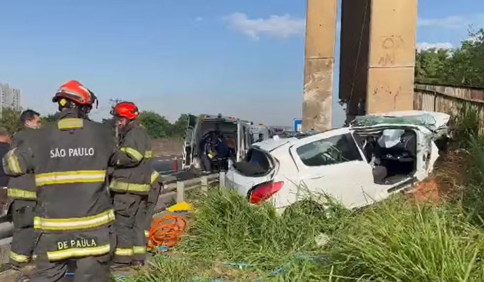Motorista fica preso às ferragens ao atingir passarela na Rodovia Luiz de Queiroz