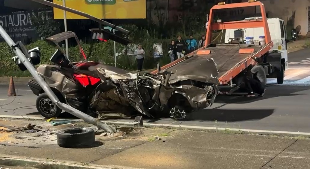 Casal morre após carro atingir poste em avenida de Indaiatuba