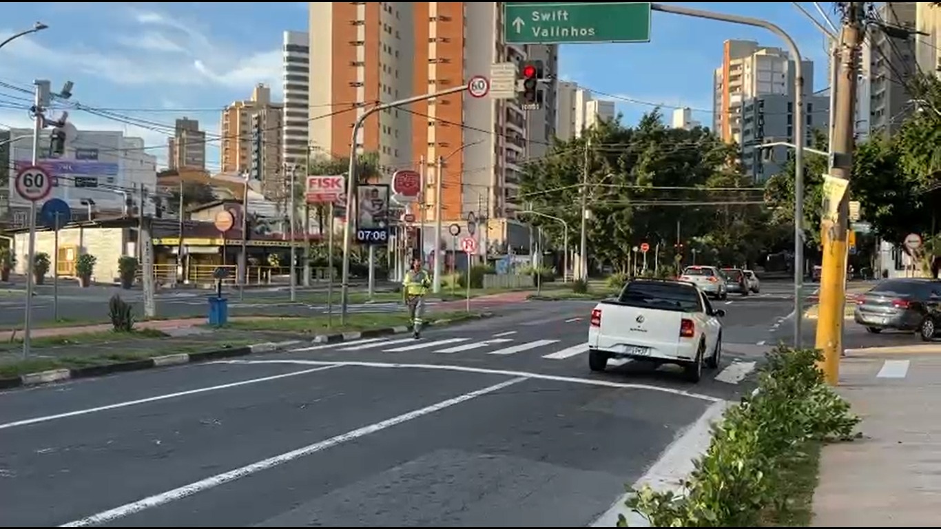 Semáforo com foto “trava” no vermelho e motoristas avançam; Emdec responde