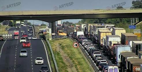 Acidente entre caminhões interdita faixas da Anhanguera em Americana